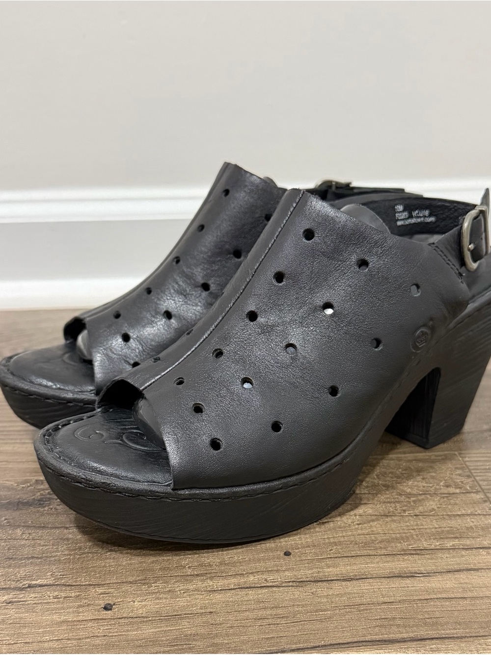 Børn Born Women’s Black Leather Perforated Open Toe Wedge Heel Sandals Size 10M